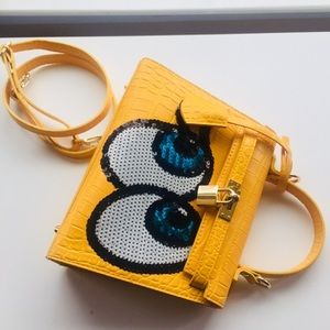 Crossbody style handbag